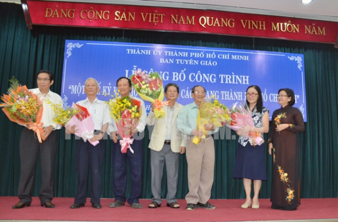 Trưởng Ban Tuyên giáo Thành ủy Thân Thị Thư chúc mừng các tác giả đóng góp nhiều thành tích cho công trình “Một thế kỷ văn học yêu nước, cách mạng TPHCM”